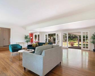 Brentwood Home + Big Yard in Gated Community - לוס אנג'לס - סלון