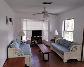 Nanas Rainbow riverhouse with waterfront close to headsprings - Beverly Hills - Sala de estar