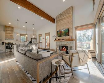 Wilderness Club Cabin – Sleeps 7 - Eureka - Living room