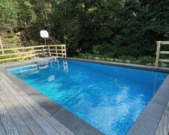 Cozy vacation apartment with pool in the countryside - 15 minutes from Gothenburg - Goteborg - Piscina