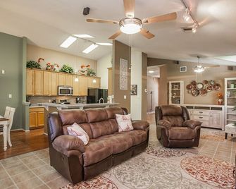 Well Situated Doll House In The Heart Of Cedar Park - Cedar Park - Living room