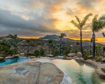 Castle on a hill, breathtaking views, surrounded with pools, trees, and lawn - Ramona - Pool