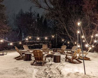 Alpine Lodge - Lake Placid, Mirror Lake - Lake Placid - Innenhof