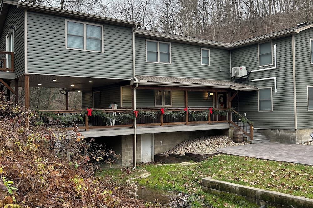 Charming 5-bedroom cabin with Hot tub + Pickle-ball court