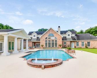 Luxury Mansion on pond + pool + gameroom - Nueva Iberia - Piscina