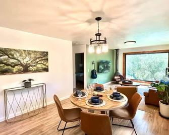 New, Relax in a private HotbTub with a beautiful deck surrounded by Nature. - Carmel Valley - Comedor