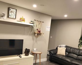 Very clean, comfortable, spacious 2 bdr basement apartment in central location - Brampton - Living room