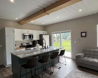 Villa Mysa-A Cozy Container Stay! - Lindsborg - Kitchen