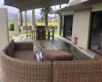 Mediterranean-style home in cul-de-sac a few minutes walk to shops and beach. - Waihi Beach - Патіо