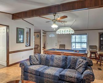 Ooltewah Cabin with Grill, Pool Table and Porch! - Ooltewah - Living room
