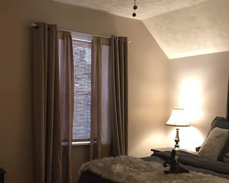 Northern Comfort is a cozy upper suite with essentials for a feel-at-home stay - South River - Bedroom