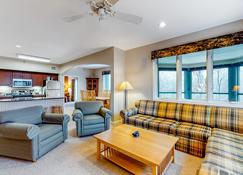 Spacious Mountain Retreat At Smugglers Notch Resort W/ Great Views, Pool Access - Smugglers Notch - Living room