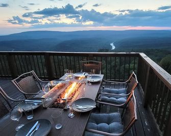 Log Cabin with Hottub, EV charger, Game room - Great Cacapon - Balcony