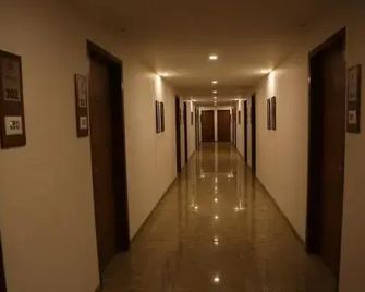 Hotel Arizona Inn - Ānand - Коридор