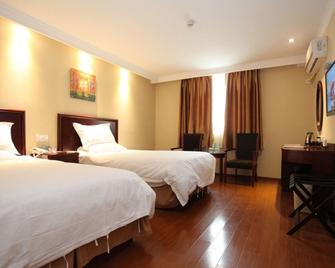 Greentree Inn Zhenjiang Gaotie Wanda Square Express Hotel - Zhenjiang - Bedroom