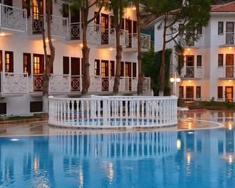 White Otel - Ölüdeniz - Piscine