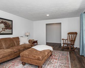 Quaint 3/2 farmhouse in a quiet rural setting. - Strawberry Plains - Sala de estar
