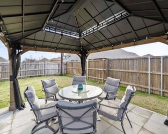 Modern Sports Theme Getaway Near At&t & Bld - Mansfield - Patio