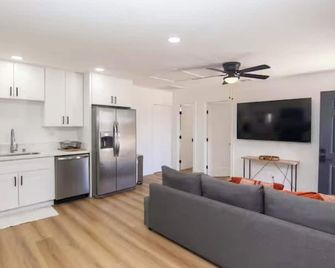 Charming 1-bedroom house in Beautiful San Diego with WiFi, AC - San Diego - Living room