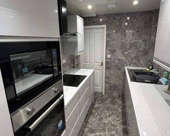 Housesleeps9-Fireplace-Garden-Bbq-Tv - Manchester - Cuina