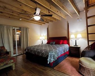 Comfortable cabin in the mountains of North Carolina, located near TIEC. - Mill Spring