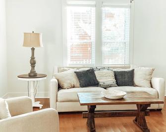 Charming Downtown Home, Walking Distance to The Monarch Wedding Venue - Baxter - Living room