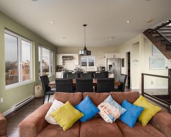Luxury Hillside Home Overlooking Cabot Links - Inverness - Living room