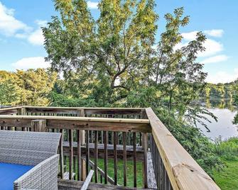 Relaxing 2br Riverfront Townhome - Yorkville - Balcony