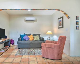 Charming Tucson Casita Near Hiking and Biking! - Tucson - Pokój dzienny