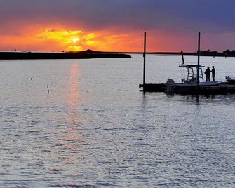 Newer riverfront home with great views and boat slip - Steinhatchee - Playa