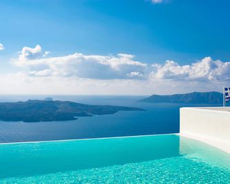 Cosmopolitan Suites - Thera - Kolam