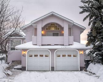 5-Br/3-Ba | Private Pool & Hot Tub | Pool Table + Home Theatre - Hinton - Building