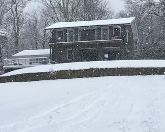 Entire Guest Suite in Haus Edelweiss on the Blue Ridge Parkway - Little Switzerland - Building