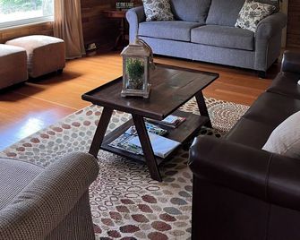 Beautiful Chain Frontage Cottage Close To Downtown Eagle River. - Eagle River - Living room