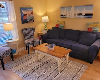 Contemporary Beach Condo At The Resort At Goose Rocks- End Unit 800 Sq Ft - Kennebunkport - Living room