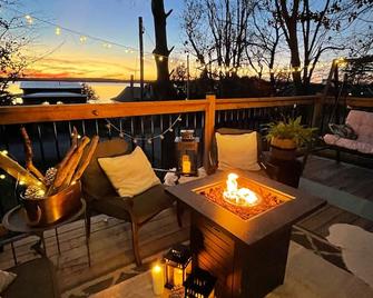 Lakeview Cozy Cottage: Close to Water for Swimming, Fishing & Kayaking - Nestleton - Balcón