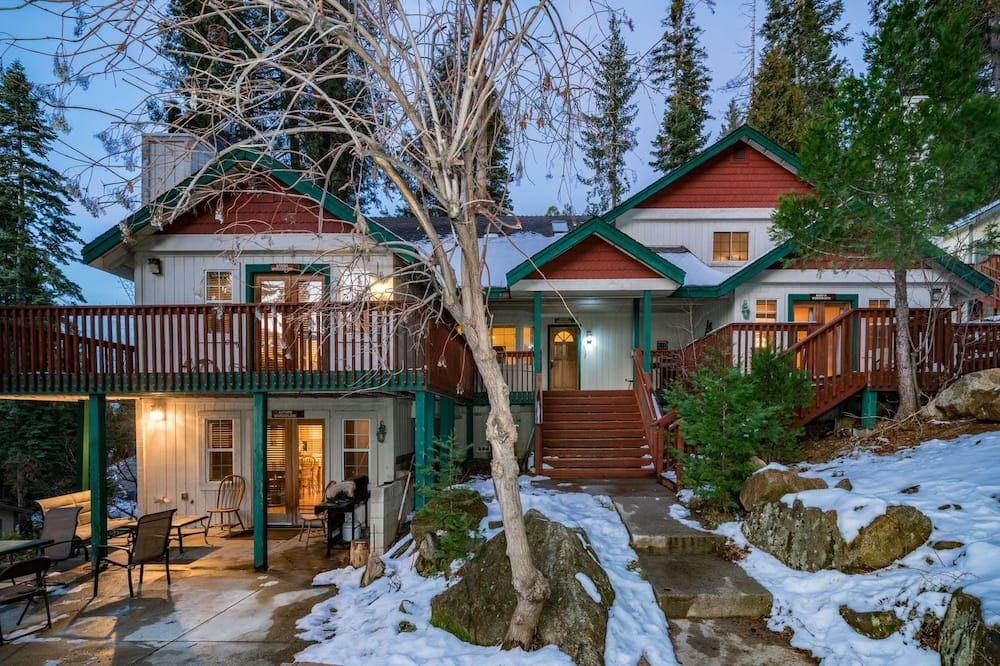 Inside Yosemite Park Winter Wonderland - Yosemite West - Edificio