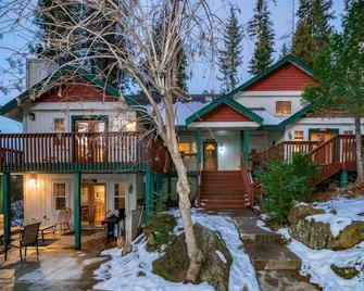 Inside Yosemite Park Winter Wonderland - Yosemite West - Edificio