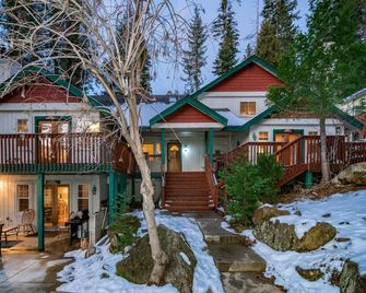 Inside Yosemite Park Winter Wonderland - Yosemite West - Edificio