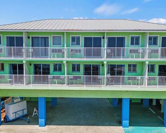 Ocean View Hotel Room with Balcony- King Bed #25 - Fort Pierce - Building