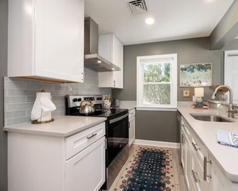Blue Lotus, LUXE Cottage, in walkable Kennett Square near Longwood Gardens - Kennett Square - Cocina