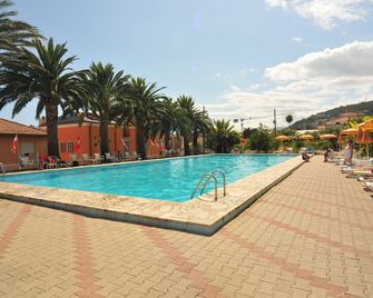 Residence Il Borgo Degli Ulivi Resort - Pietra Ligure - Piscina