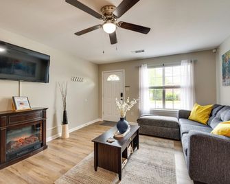 Cozy Georgia Abode with Patio and Grill, Near Golfing! - Warner Robins - Living room