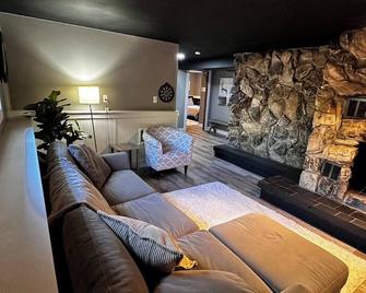 The 8's is a new farmhouse chic 4-bedroom house w/ garage access in Grand Marais - Grand Marais - Sala de estar