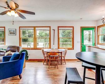 On Campus Home Updated Steps From Hesburgh - 10+ - South Bend - Living room