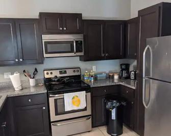 Modern Apt B · 2 Bedrooms/2 Bathrooms — Great Location! - Edinburg - Kitchen