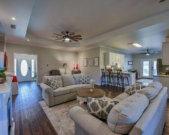 Crimson Corner - Book for 2024 Football Season! - Tuscaloosa - Sala de estar