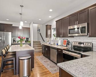 The Glenda! Sassy West Glen Home + Garage + Tvs + Wifi + Electric Fireplace - West Des Moines - Kitchen