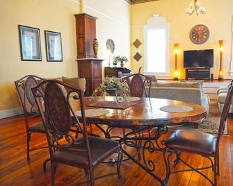 Beautifully Restored Historic Ballroom in Downtown - Marietta - Comedor
