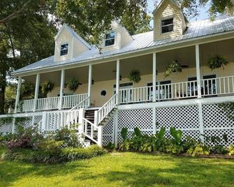 Lay Lake - On main Channel in private area. With Hot Tub and Kayaks - Wilsonville - Building